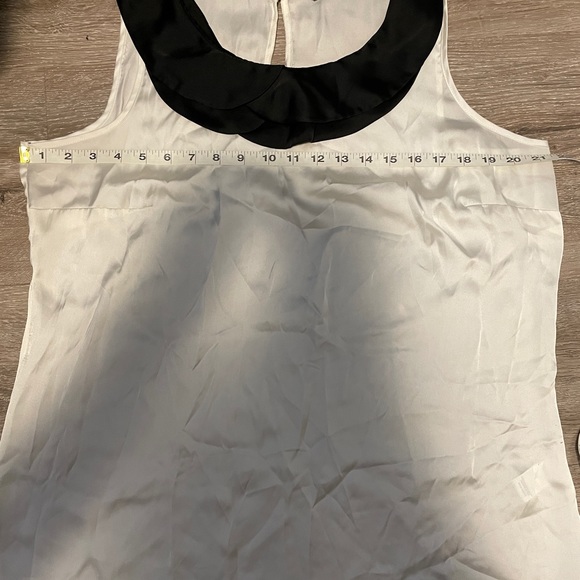 ⭐️5 for $25⭐️ 

Black and white sleeveless top - Picture 6 of 6